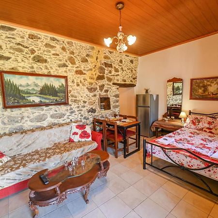 Stone House For Relaxation In Elos 키사모스 외부 사진